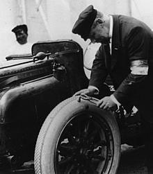 Grand Prix Sieg der Motorsportgeschichte: Der MICHELIN Semelle stellt 1906 in Le Mans seine Überlegenheit unter Beweis. Ebenfalls von Michelin: die ersten abnehmbaren Felgen an dem 90-PS-starken Renault.